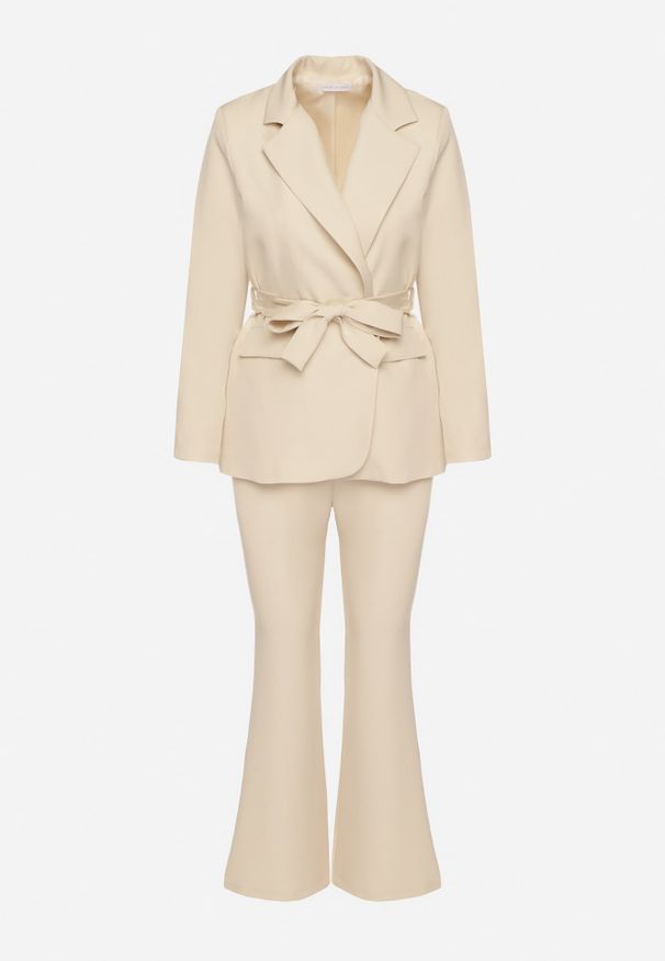 Renee - Beżowy Komplet o Garniturowym Kroju z Marynarką z Wiązaniem i Spodniami Falestra. Kolor: beżowy