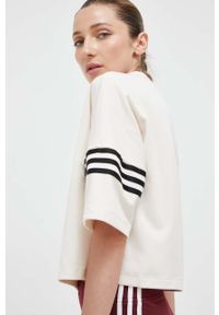 adidas Originals t-shirt damski kolor beżowy. Kolor: beżowy. Materiał: materiał. Wzór: aplikacja. Styl: klasyczny #1