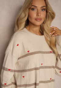 Renee - Beżowy Sweter w Paski Ozdobiony Haftowanymi Sercami Nerissea. Okazja: na co dzień. Kolor: beżowy. Wzór: aplikacja, paski, haft. Styl: klasyczny, casual #5