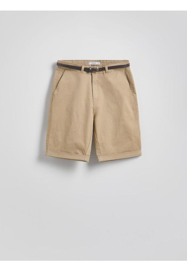 Reserved - Szorty chino z paskiem - beżowy. Kolor: beżowy. Materiał: bawełna, tkanina