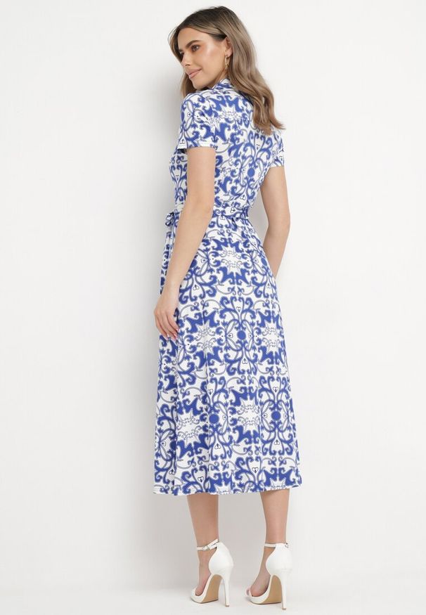 Born2be - Biało-Granatowa Sukienka Midi Koszulowa z Paskiem w Talii w Ornamentalny Print Fiamea. Kolor: biały. Materiał: materiał. Wzór: nadruk. Typ sukienki: koszulowe. Długość: midi