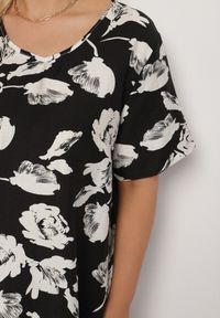 Born2be - Czarna Pudełkowa Wiskozowa Sukienka ze Wzorem Kwiatów Aranessa. Okazja: na co dzień. Kolor: czarny. Materiał: wiskoza. Wzór: kwiaty. Typ sukienki: proste. Styl: casual, elegancki, boho, klasyczny #2