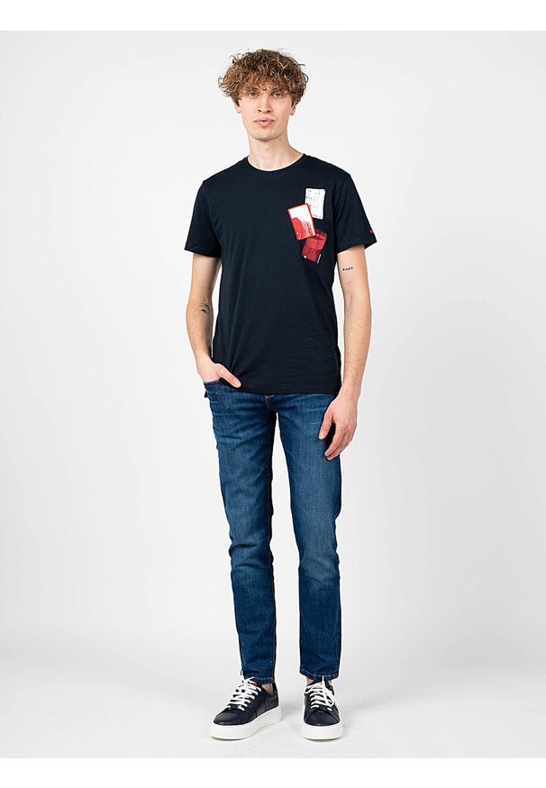 Pepe Jeans T-shirt "Solam" | PM508501 | Solam | Mężczyzna | Granatowy. Okazja: na co dzień. Kolor: niebieski. Materiał: bawełna. Długość: krótkie. Wzór: nadruk, aplikacja. Styl: casual