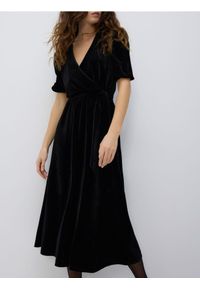 Reserved - Welurowa sukienka midi - czarny. Kolor: czarny. Materiał: welur. Styl: klasyczny. Długość: midi #1
