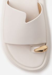 Renee - Białe Klapki Japonki Ozdobione Aplikacją na Palcu Noevianna. Okazja: na spacer, na co dzień. Kolor: biały. Materiał: jeans. Wzór: aplikacja. Sezon: wiosna, lato. Styl: casual #2