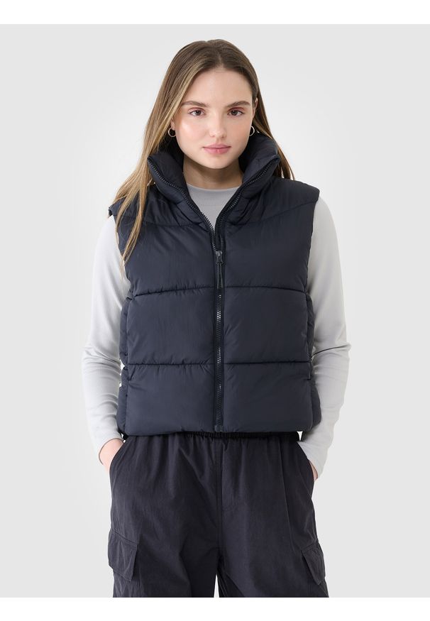 4f - 4F Bezrękawnik puchowy cropped z wypełnieniem syntetycznym damski - czarny XL. Okazja: na co dzień. Typ kołnierza: kołnierzyk stójkowy. Kolor: czarny. Materiał: syntetyk, puch. Długość rękawa: bez rękawów. Długość: długie. Styl: klasyczny, casual, sportowy