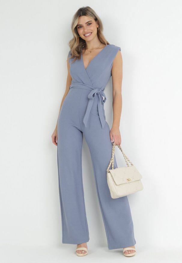 Born2be - Jasnoniebieski Kombinezon z Kopertowym Dekoltem i Wiązaniem w Talii Vannessa. Kolekcja: dla wysokich. Kolor: niebieski. Materiał: materiał, prążkowany. Długość: długie