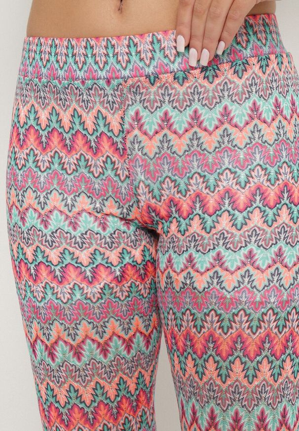 Born2be - Fuksjowe Spodnie Typu Dzwony z Geometrycznym Wzorem Novivana. Okazja: na co dzień. Kolor: różowy. Wzór: geometria. Styl: casual