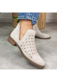 Beżowe jesienne ażurowe botki damskie M.Daszyński Sa62-102. Nosek buta: okrągły. Zapięcie: bez zapięcia. Kolor: beżowy. Materiał: zamsz. Szerokość cholewki: normalna. Wzór: ażurowy. Sezon: jesień. Obcas: na obcasie #1