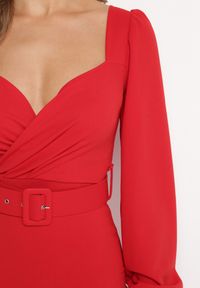 Born2be - Czerwona Dopasowana Sukienka Midi z Paskiem z Klamerką Jelira. Typ kołnierza: dekolt kopertowy. Kolor: czerwony. Materiał: materiał. Typ sukienki: kopertowe. Długość: midi #5