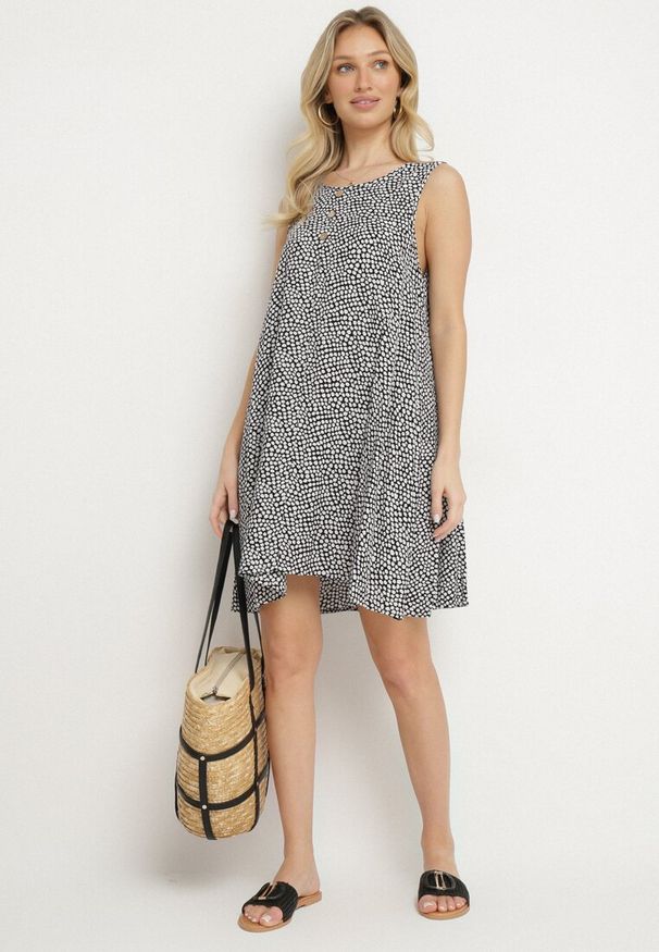 Born2be - Czarna Bawełniana Rozkloszowana Sukienka Ozdobiona Kwiatami i Guzikami Lisavella. Okazja: na spacer, na co dzień. Kolor: czarny. Materiał: bawełna. Wzór: aplikacja, kwiaty. Sezon: lato. Styl: casual, elegancki, klasyczny