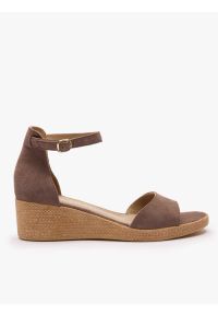 Ryłko - Szare sandały na koturnie. Okazja: na co dzień. Nosek buta: okrągły. Zapięcie: sprzączka. Kolor: szary. Materiał: skóra, welur. Sezon: lato. Obcas: na koturnie. Styl: street, elegancki, casual, klasyczny, wakacyjny #1