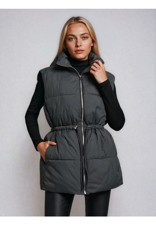 Sinsay - Pikowana kamizelka puffer z kapturem - zielony. Typ kołnierza: kaptur. Kolor: zielony