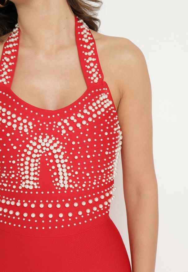 Born2be - Czerwona Dopasowana Sukienka z Wiskozą z Dekoltem Halter i Rozcięciem Zdobiona Perłami Sanithiel. Okazja: na imprezę. Typ kołnierza: dekolt halter. Kolor: czerwony. Materiał: wiskoza. Wzór: aplikacja