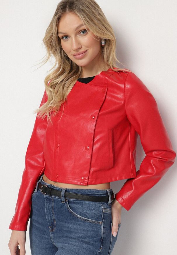 Born2be - Czerwona Kurtka Ramoneska z Ozdobnymi Guzikami Sesiania. Okazja: na co dzień. Kolor: czerwony. Materiał: jeans. Długość rękawa: długi rękaw. Długość: długie. Styl: klasyczny, elegancki, casual