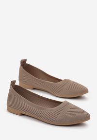 Renee - Ciemnobeżowe Wsuwane Balerinki z Miękkiego Materiału Omenikkes. Okazja: na spacer. Zapięcie: bez zapięcia. Kolor: beżowy. Materiał: materiał. Sezon: lato #3