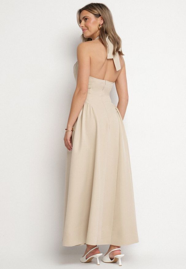 Born2be - Beżowa Sukienka o Rozkloszowanym Kroju z Wiązanym Dekoltem Halter Senicea. Okazja: na spacer, na co dzień. Typ kołnierza: dekolt halter. Kolor: beżowy. Typ sukienki: proste. Styl: casual