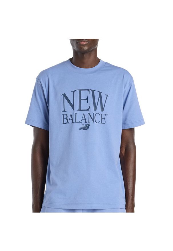 Koszulka męska New Balance MT61X6EQAA3 - niebieska. Kolor: niebieski. Materiał: bawełna. Długość rękawa: krótki rękaw. Długość: krótkie. Wzór: napisy, aplikacja