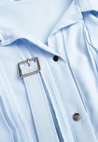 Born2be - Niebieska Sukienka Plisowana o Koszulowym Kroju z Paskiem z Klamrą Efronta. Okazja: na co dzień. Typ kołnierza: kołnierzyk klasyczny. Kolor: niebieski. Materiał: jeans. Długość rękawa: długi rękaw. Wzór: aplikacja. Typ sukienki: koszulowe. Styl: casual, elegancki, klasyczny #4