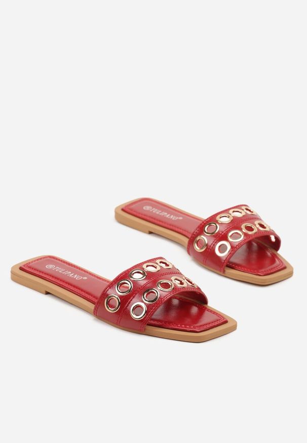 Born2be - Bordowo-Czerwone Klapki Ozdobione Nitami Meralina. Okazja: na co dzień, na spacer. Kolor: czerwony. Wzór: aplikacja. Sezon: lato. Obcas: na płaskiej podeszwie. Styl: casual, elegancki