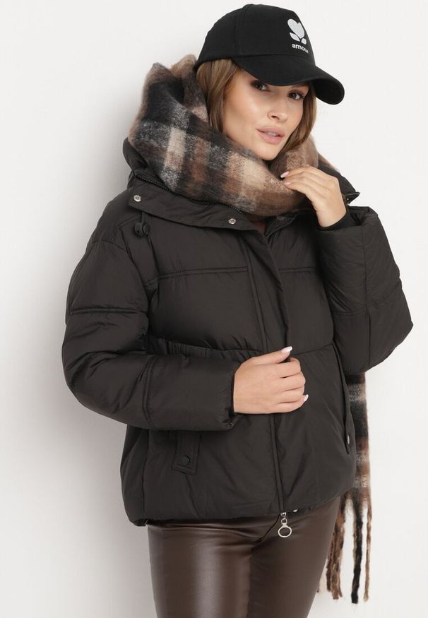 Born2be - Czarna Kurtka Pikowana z Kapturem i Ściągaczami przy Rękawach Hedivra. Okazja: na co dzień, na spacer. Typ kołnierza: kaptur. Kolor: czarny. Materiał: jeans. Długość rękawa: długi rękaw. Długość: długie. Sezon: zima. Styl: klasyczny, casual