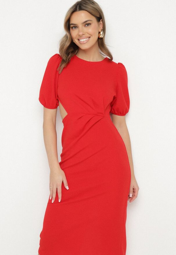 Born2be - Czerwona Sukienka o Dopasowanym Kroju z Marszczeniem i Wycięciem w Talii Desannia. Okazja: na co dzień. Kolor: czerwony. Długość rękawa: krótki rękaw. Typ sukienki: dopasowane. Styl: casual, klasyczny