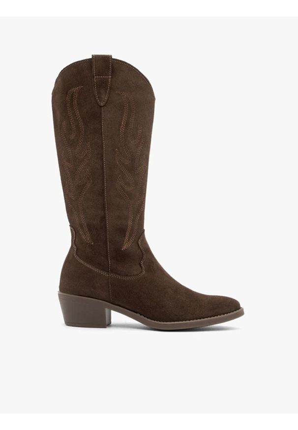 Ryłko - Ciemnobrązowe skórzane kozaki kowbojki. Okazja: na co dzień. Zapięcie: zamek. Kolor: brązowy. Szerokość cholewki: normalna. Materiał: welur, skóra. Sezon: jesień, lato, zima. Obcas: na obcasie. Styl: klasyczny, casual. Wysokość obcasa: średni