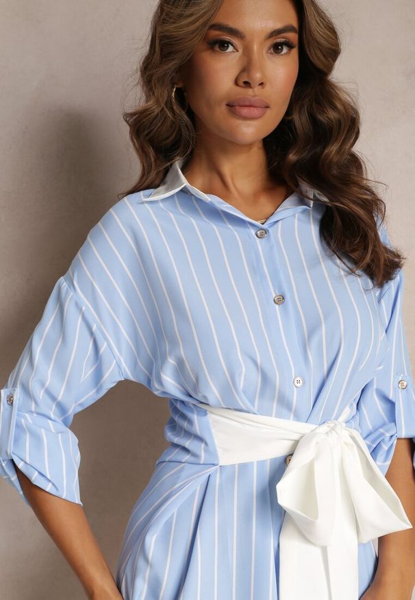 Renee - Jasnoniebieska Koszulowa Mini Sukienka z Wiskozy Wiązana w Pasie Fiammetta. Typ kołnierza: kołnierzyk klasyczny. Kolor: niebieski. Materiał: wiskoza. Długość rękawa: długi rękaw. Typ sukienki: koszulowe. Styl: klasyczny. Długość: mini