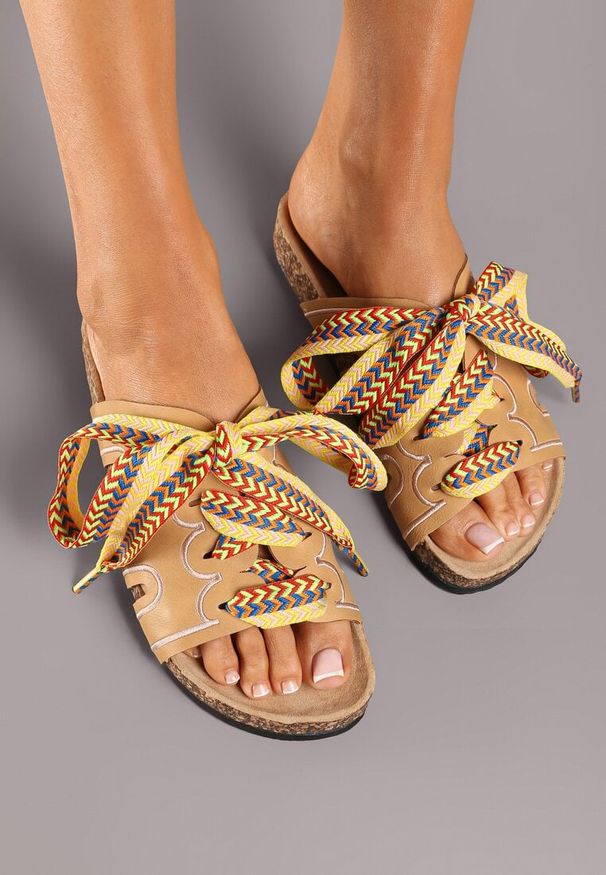 Born2be - Beżowe Płaskie Klapki z Imitacją Korka Wykończone Sznurowaniem Tinabima. Okazja: na spacer. Nosek buta: okrągły. Kolor: beżowy. Materiał: materiał. Sezon: lato. Obcas: na obcasie. Styl: boho, elegancki, klasyczny. Wysokość obcasa: niski