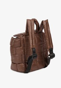 Born2be - Brązowy Pikowany Plecak w Stylu Puffer z Klapą i Ściągaczem Ruvitte. Kolor: brązowy. Materiał: jeans, materiał, dzianina. Styl: casual