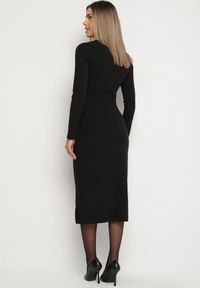 Born2be - Czarna Taliowana Sukienka Vices z Marszczeniem i Perełkami Adorre. Kolor: czarny. Wzór: aplikacja. Styl: elegancki, klasyczny