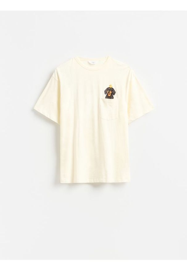Reserved - T-shirt boxy z kieszonką - złamana biel. Materiał: bawełna, dzianina
