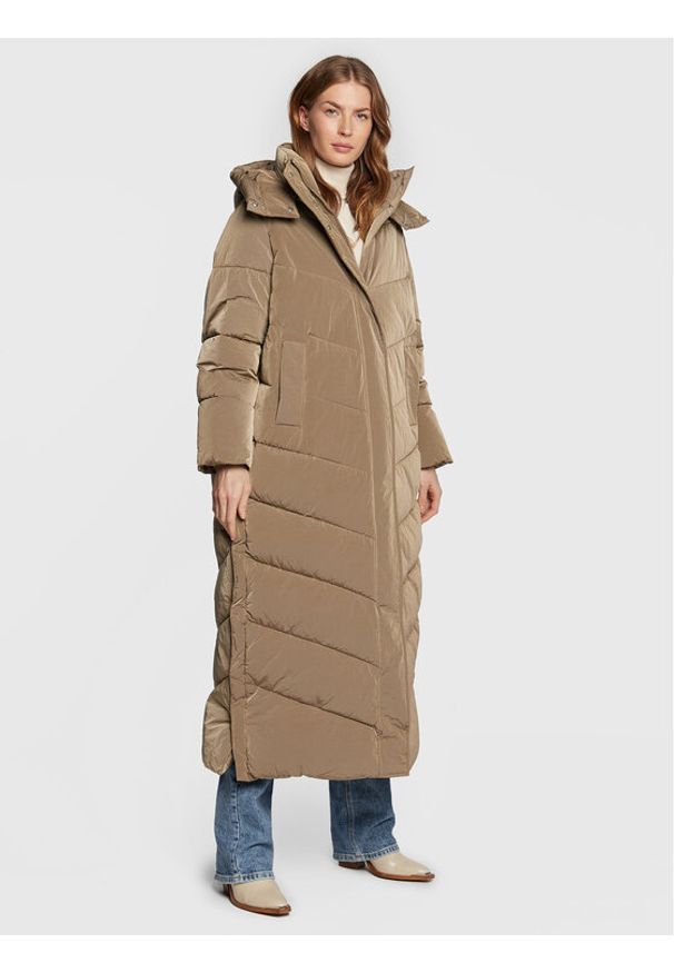 Calvin Klein Płaszcz zimowy Modern K20K205127 Beżowy Regular Fit. Kolor: beżowy. Materiał: syntetyk. Sezon: zima