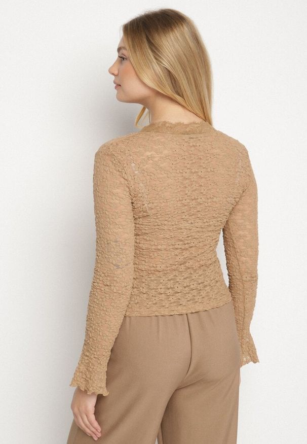 Born2be - Beżowa Koronkowa Bluzka z Długim Rękawem z Falbanką Isotara. Okazja: na co dzień. Typ kołnierza: dekolt w serek. Kolor: beżowy. Materiał: koronka. Długość rękawa: długi rękaw. Długość: długie. Styl: elegancki, casual