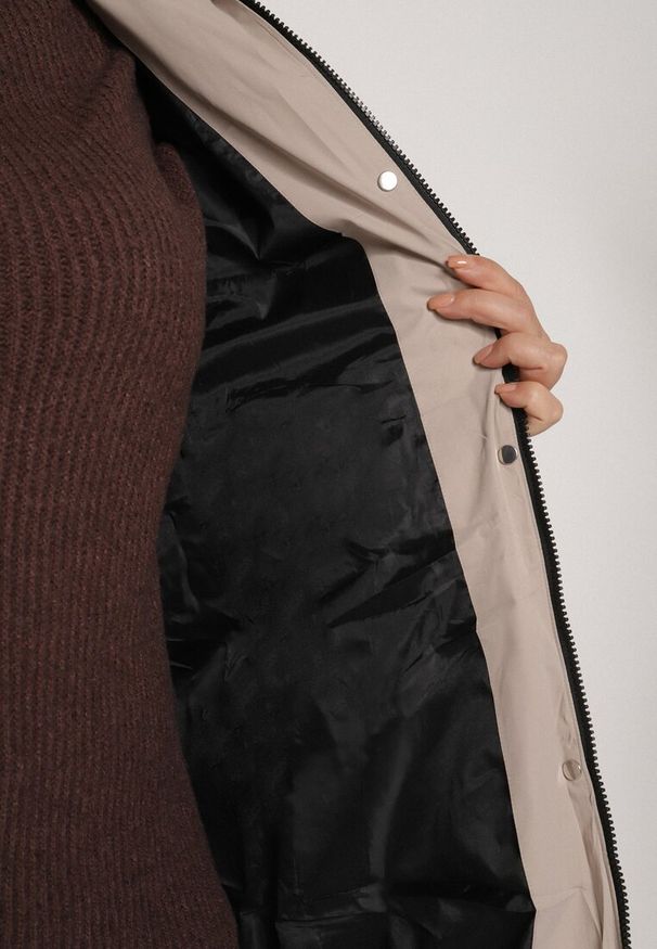 Born2be - Beżowa Pikowana Kurtka z Kapturem z Futrem i Wiązanym Paskiem Mevinatia. Okazja: na co dzień. Typ kołnierza: kaptur. Kolekcja: plus size. Kolor: beżowy. Materiał: futro. Styl: klasyczny, casual