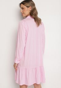 Born2be - Różowa Sukienka z Wiskozą o Koszulowym Kroju z Falbanką Penzedi. Okazja: na co dzień. Typ kołnierza: kołnierzyk klasyczny. Kolor: różowy. Materiał: wiskoza. Długość rękawa: długi rękaw. Typ sukienki: koszulowe. Styl: elegancki, casual, klasyczny #5