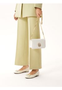 Kazar - Minimalistyczna skórzana torebka na łańcuszku. Kolor: biały. Materiał: skórzane. Styl: wizytowy, klasyczny, elegancki. Rodzaj torebki: na ramię #8