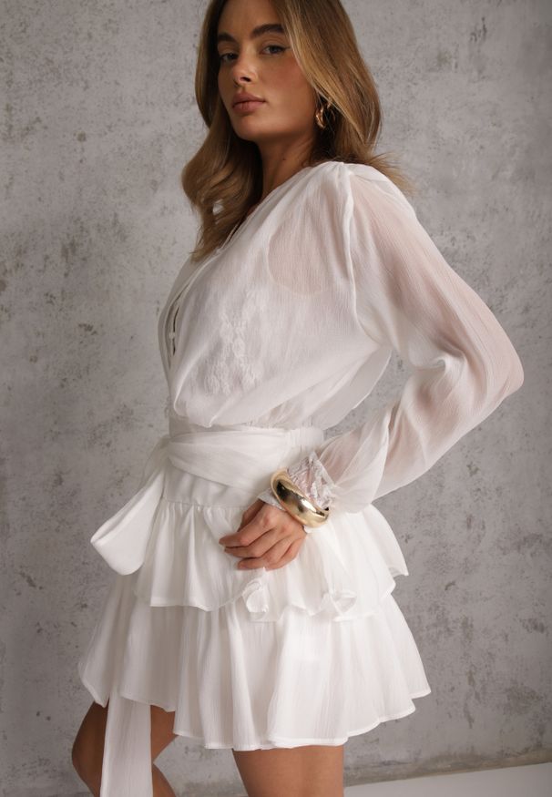 Renee - Biała Sukienka z Bawełną z Koronkowymi Wstawkami i Wiązaniem w Stylu Boho Oriposi. Kolor: biały. Materiał: bawełna, koronka. Wzór: paski, ażurowy, koronka. Styl: boho