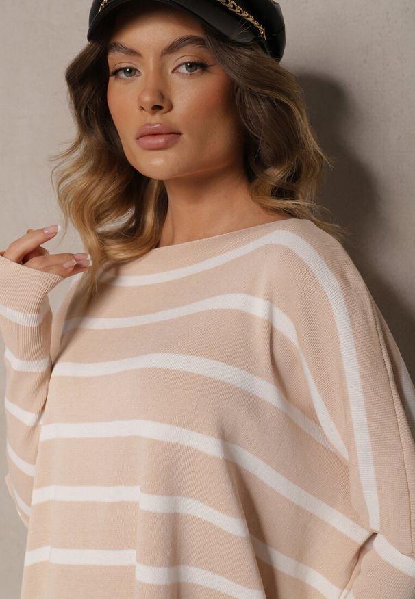 Renee - Beżowy Oversizowy Sweter z Rękawami o Fasonie Nietoperz i Wzorem w Paski Eistauma. Kolor: beżowy. Wzór: paski