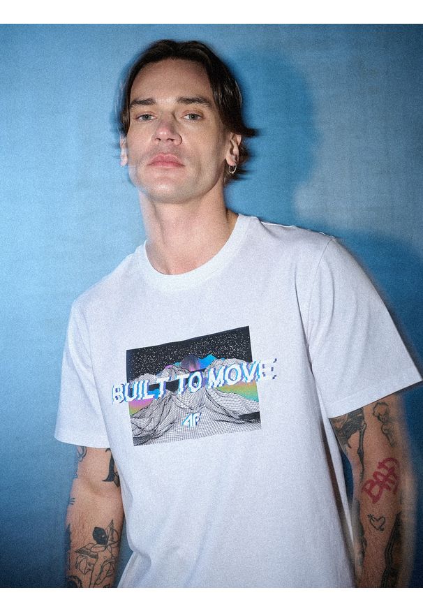 4f - 4F T-shirt regular z nadrukiem męski - biały XL. Okazja: na co dzień. Kolor: biały. Materiał: materiał. Wzór: nadruk. Styl: casual, sportowy