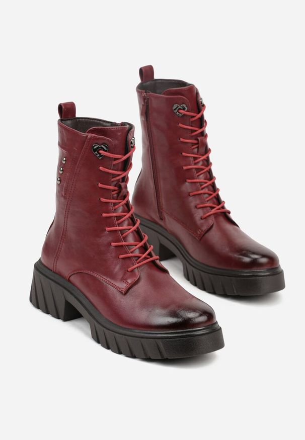 Renee - Bordowe Rockowe Botki Workery Zdobione Nitami Eratila. Okazja: na imprezę, na co dzień. Kolor: czerwony. Materiał: skóra, jeans. Szerokość cholewki: normalna. Wzór: aplikacja. Styl: rockowy