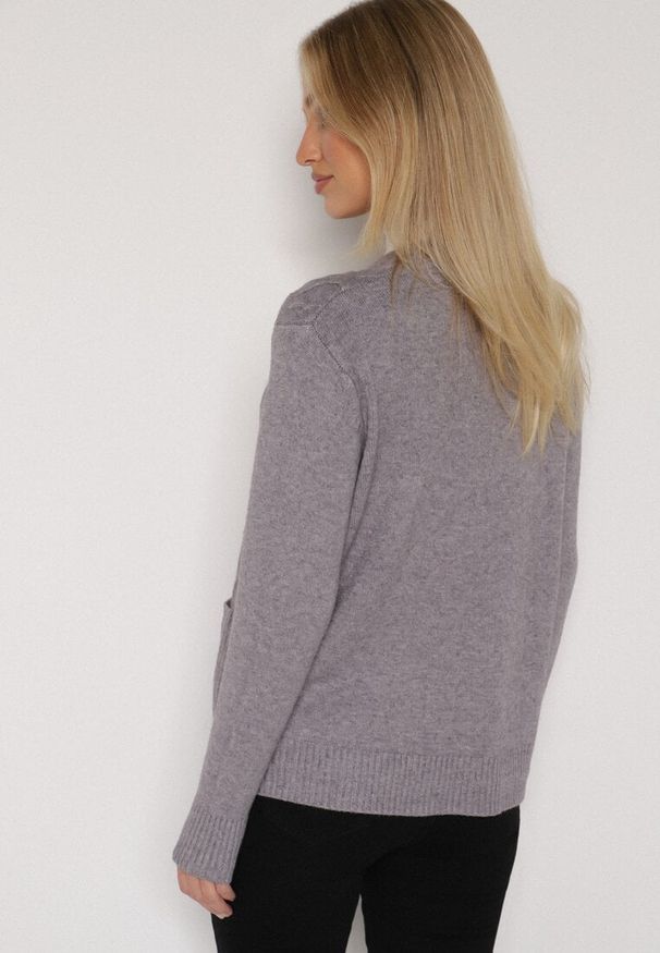 Born2be - Szary Kardigan z Bawełną Zdobiony Warkoczowym Splotem i Kieszeniami Mevesava. Okazja: na co dzień. Typ kołnierza: dekolt w serek. Kolor: szary. Materiał: bawełna. Wzór: aplikacja, ze splotem. Sezon: zima, jesień. Styl: casual, klasyczny