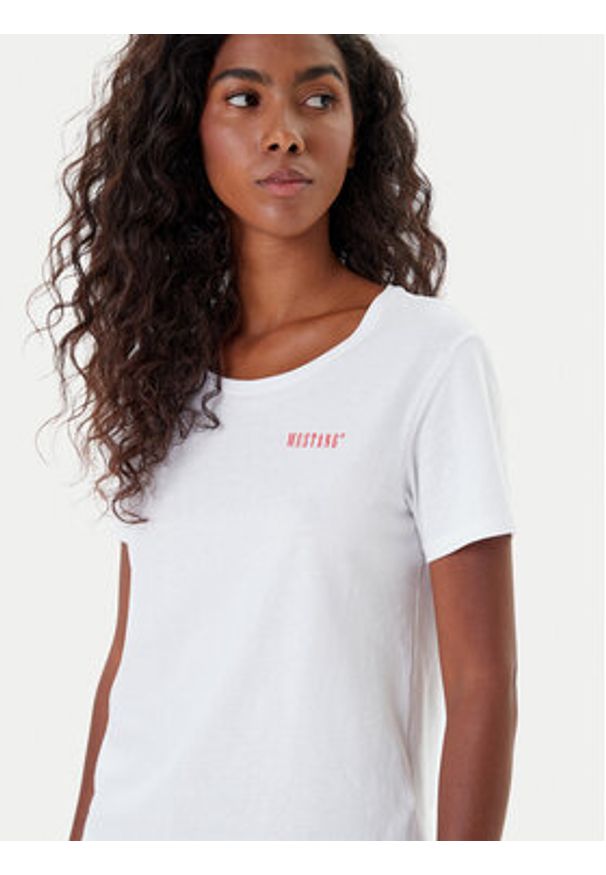 Mustang T-Shirt Alma 1016748 Biały Regular Fit. Kolor: biały. Materiał: bawełna