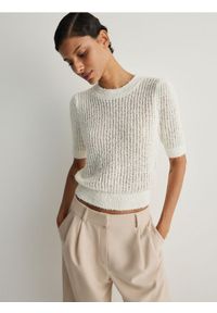 Reserved - Sweter o strukturalnym splocie - złamana biel. Materiał: dzianina, wiskoza. Wzór: ze splotem