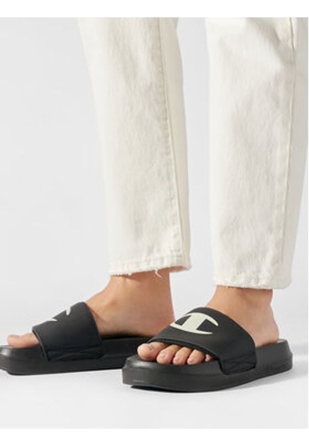 Champion Klapki S11627-KK001 Czarny. Kolor: czarny. Materiał: syntetyk