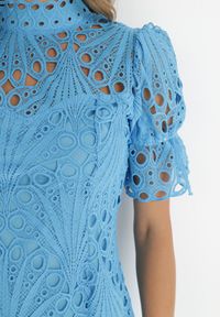 Born2be - Niebieska Sukienka Adoneus. Typ kołnierza: kołnierz z falbankami. Kolor: niebieski. Materiał: koronka. Wzór: koronka. Styl: klasyczny. Długość: midi #5