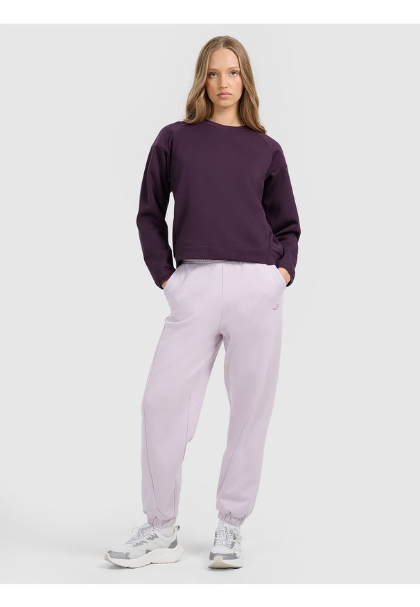 4f - 4F Bluza dresowa nierozpinana bez kaptura damska - fioletowa L. Okazja: na co dzień. Typ kołnierza: bez kaptura. Kolor: fioletowy. Materiał: dresówka. Wzór: gładki. Styl: casual