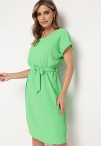 Born2be - Jasnozielona Sukienka z Krótkim Rękawem i Materiałowym Paskiem Ellata. Okazja: na spotkanie biznesowe, do pracy, na co dzień. Kolor: zielony. Materiał: materiał. Długość rękawa: krótki rękaw. Typ sukienki: proste. Styl: casual, biznesowy #1