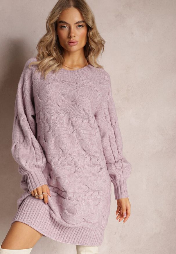 Renee - Jasnofioletowy Długi Sweter Oversize z Wypukłym Splotem All Over Somet. Kolor: fioletowy. Długość: długie. Wzór: ze splotem. Styl: elegancki
