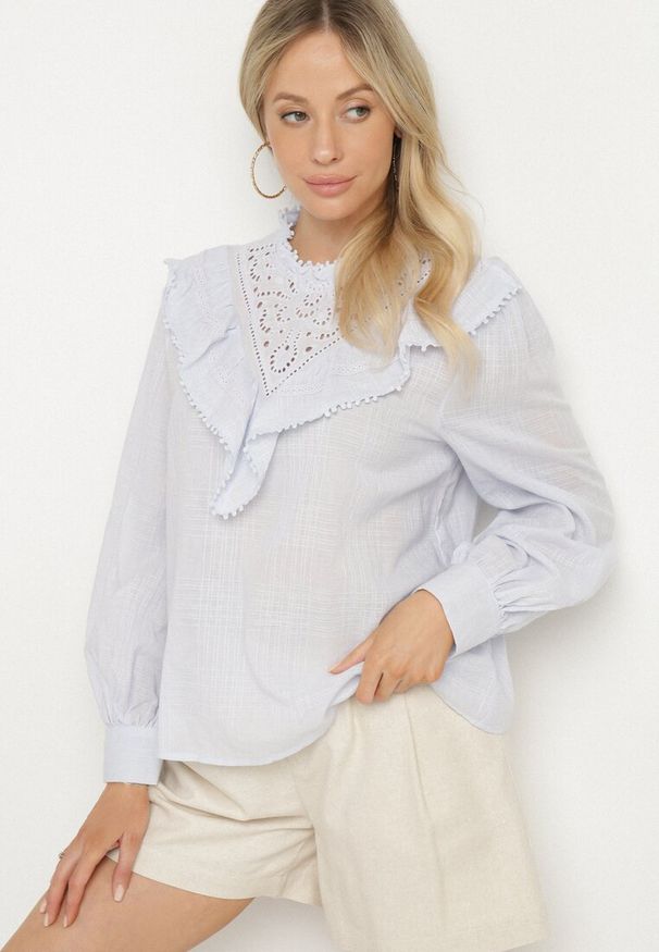Born2be - Niebieska Bawełniana Bluzka z Ażurowym Haftem i Falbaną Przy Dekolcie Neveine. Okazja: na co dzień. Kolor: niebieski. Materiał: bawełna. Długość rękawa: długi rękaw. Długość: długie. Wzór: ażurowy, haft. Sezon: wiosna, lato. Styl: elegancki, boho, casual